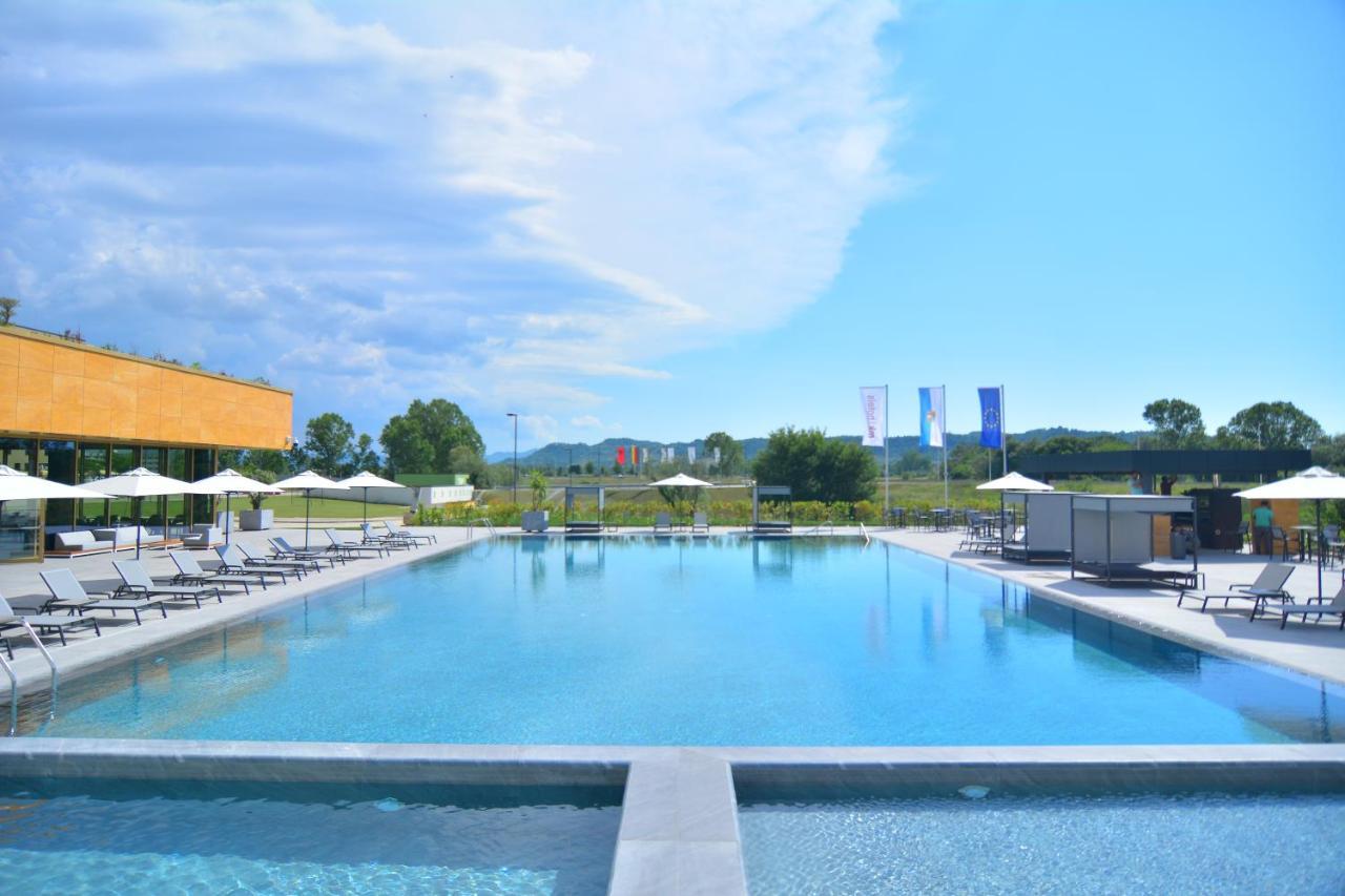 Mk Hotel Tirana Rinas 외부 사진 The swimming pool at the complex