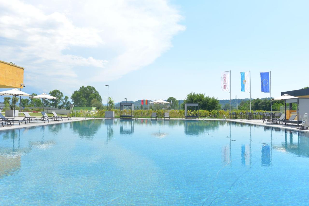 Mk Hotel Tirana Rinas 외부 사진 The swimming pool at the resort