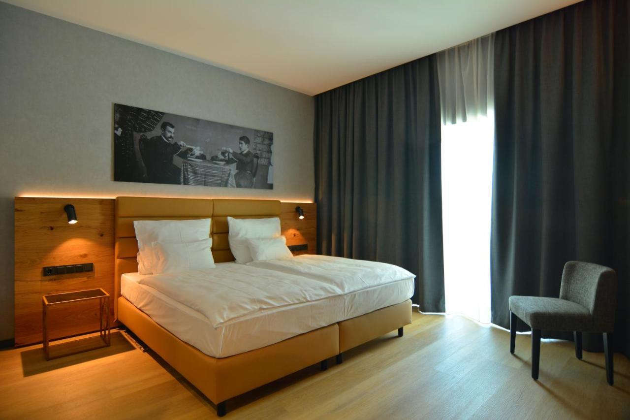Mk Hotel Tirana Rinas 외부 사진 A room at the Hotel de la Poste